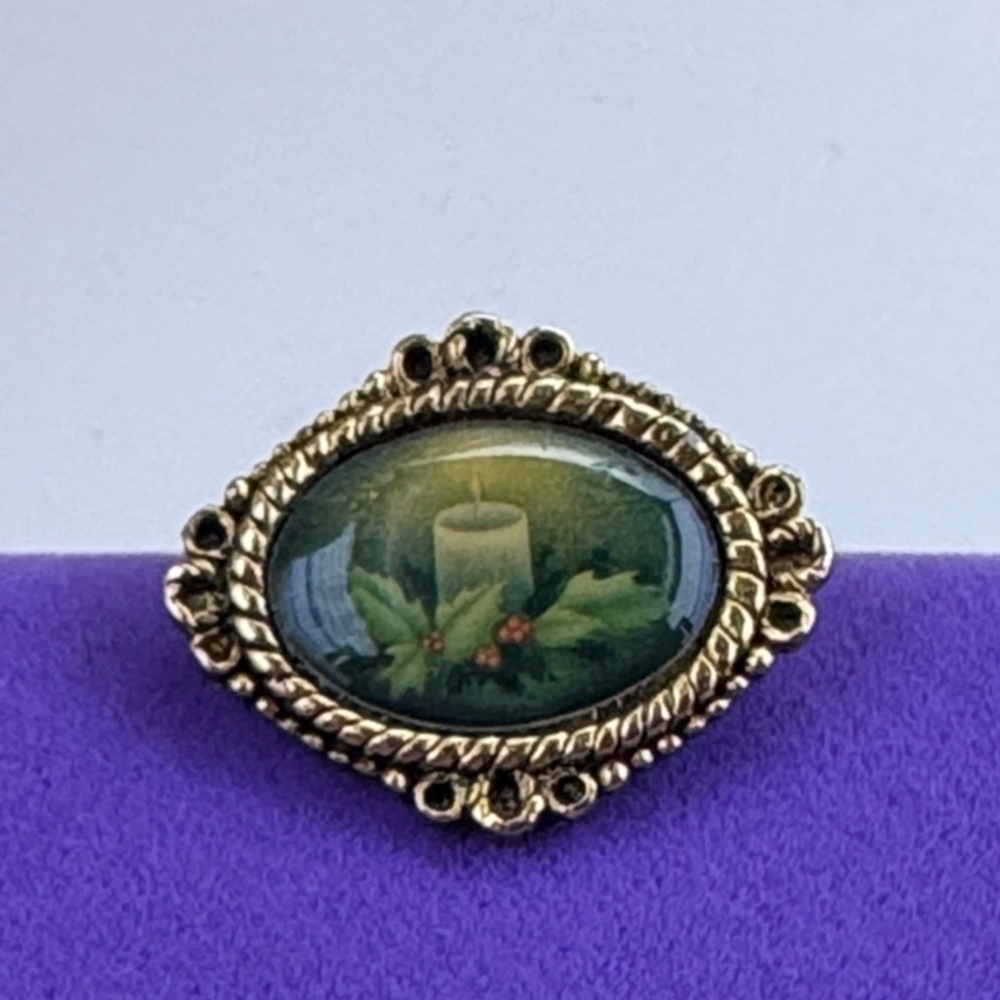 💛 Vintage Gold Candle Holly Brooch